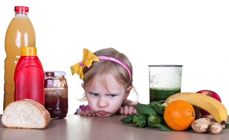 niña malgeniada por comer verduras