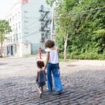 amor propio - mamá caminando con su hija