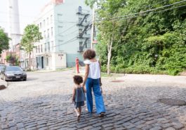 amor propio - mamá caminando con su hija