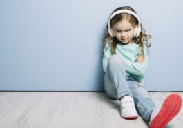 niña haciendo berrinche