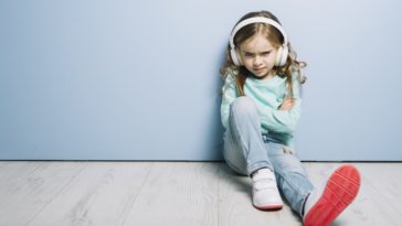 niña haciendo berrinche