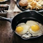 cocinar huevos en la sartén