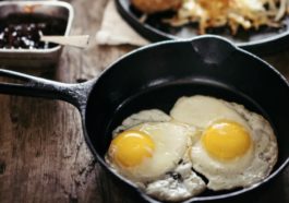 cocinar huevos en la sartén