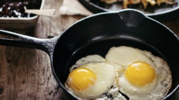 cocinar huevos en la sartén