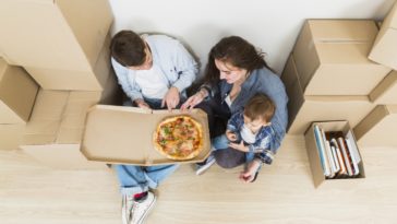 comiendo pizza en familia