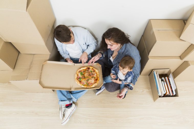 comiendo pizza en familia