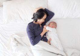 mamá consientiendo bebé