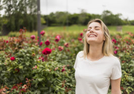 mujer sintiendo el aroma del jardin