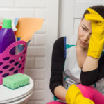 aburrida de limpiar el baño