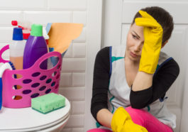 aburrida de limpiar el baño