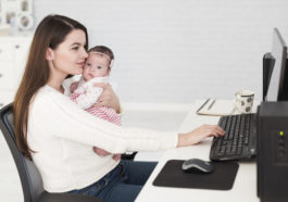 mamá en el computador con bebé