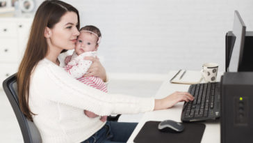 mamá en el computador con bebé