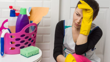 aburrida de limpiar el baño