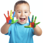 nido niño con pintura en las manos