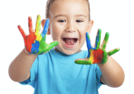 nido niño con pintura en las manos