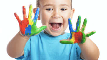 nido niño con pintura en las manos
