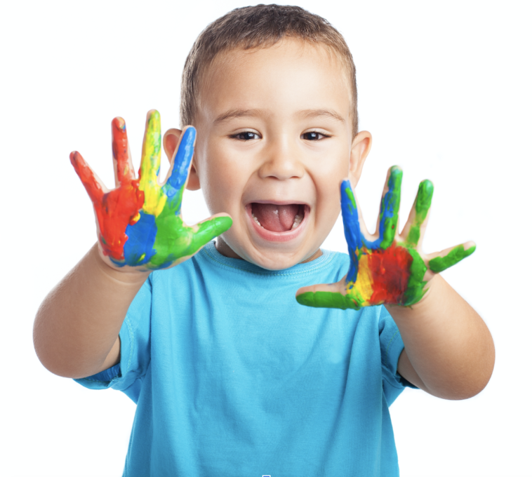 nido niño con pintura en las manos