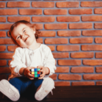 snacks indispensables para niños bebé sonriendo