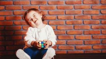 snacks indispensables para niños bebé sonriendo