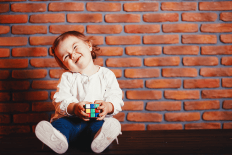snacks indispensables para niños bebé sonriendo