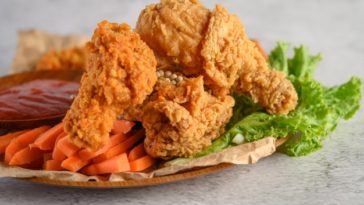 pollo-frito-crujiente-plato-salsa-tomate-zanahoria_