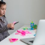 cortar con tijeras niña cortando