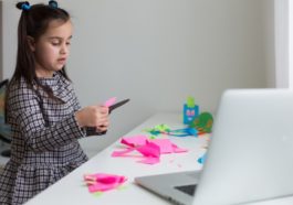 cortar con tijeras niña cortando