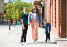 Súper Mamá, al igual que nosotras, nuestros hijos deben irse preparando para convivir con otros a pesar del COVID - 19. En este artículo, te damos una guía para preparar a tu hijo para salir nuevamente