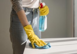 ¿Cómo Mantener Limpio El Área De Juegos De Los Niños? mamá limpiando