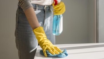 ¿Cómo Mantener Limpio El Área De Juegos De Los Niños? mamá limpiando