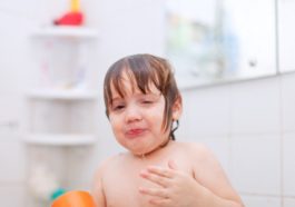 ¿Qué Hacer Si Tu Peque No Se Quiere Bañar?