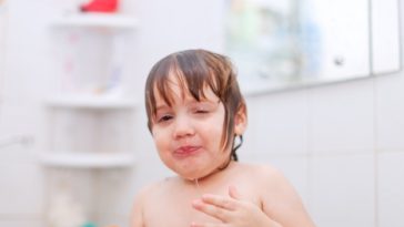 ¿Qué Hacer Si Tu Peque No Se Quiere Bañar?