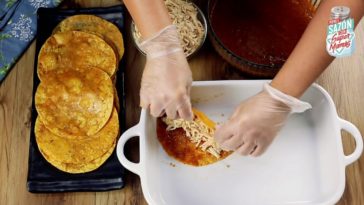 Enchiladas de pollo caseras mexicanas - receta tradicional con salsa roja