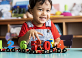 Niño de 3 años aprende a compartir - desarrollo social y consejos para padres preescolares 1