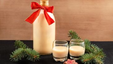 Receta tradicional ponche de huevo panameño con ron - bebida navideña caribeña casera