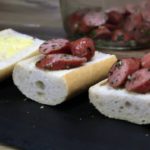 Bruschettas de salchichas receta fácil y deliciosa