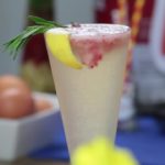 Cóctel refrescante de Prosecco con limón y fresas