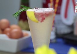 Cóctel refrescante de Prosecco con limón y fresas