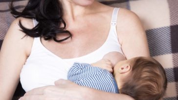 cuidarte la espalda durante la lactancia