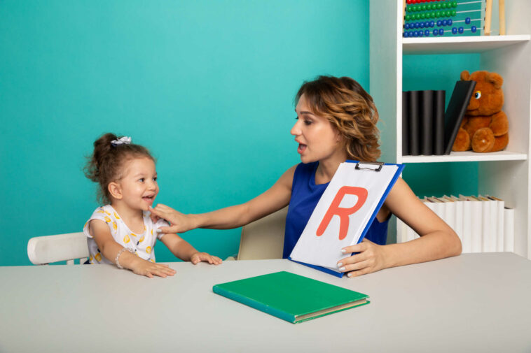 Señales de Alerta: ¿Cuándo Consultar un Fonoaudiólogo para tu Hijo? | Guía para Padres