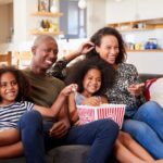 Entretenimiento familiar: 5 recomendaciones de series y películas para disfrutar estas vacaciones