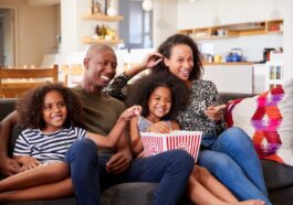 Entretenimiento familiar: 5 recomendaciones de series y películas para disfrutar estas vacaciones