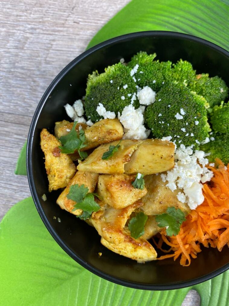 Poke bowl de pollo al curry estilo asiático - Receta saludable y exótica paso a paso
