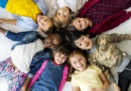 Bienestar emocional infantil - desarrollo salud mental niños varios infantes