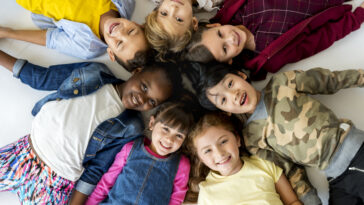 Bienestar emocional infantil - desarrollo salud mental niños varios infantes