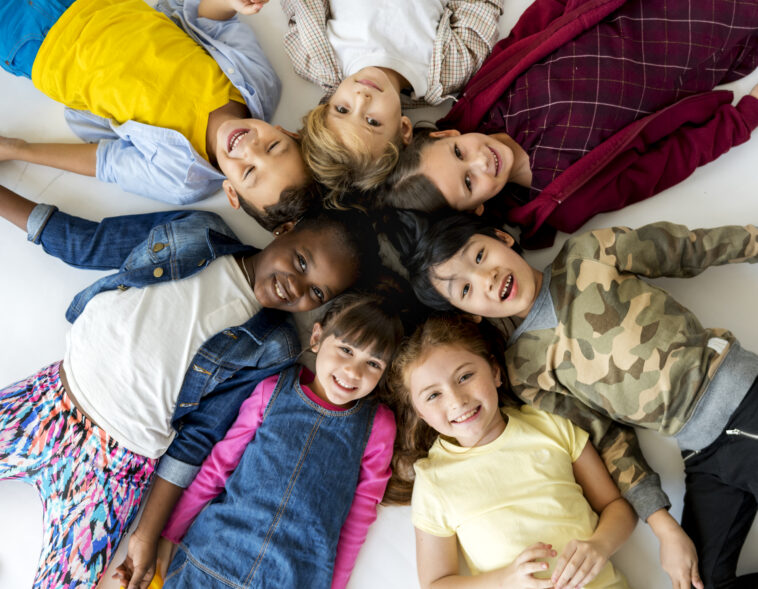 Bienestar emocional infantil - desarrollo salud mental niños varios infantes