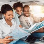 Familia feliz planificando vacaciones internacionales - consejos viaje extranjero