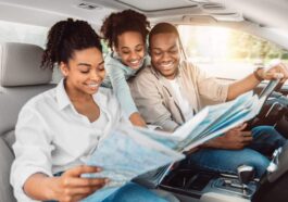 Familia feliz planificando vacaciones internacionales - consejos viaje extranjero