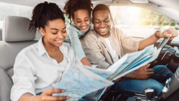 Familia feliz planificando vacaciones internacionales - consejos viaje extranjero