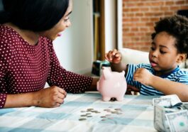 Enseñando el valor del ahorro a los niños - educación financiera familiar temprana
